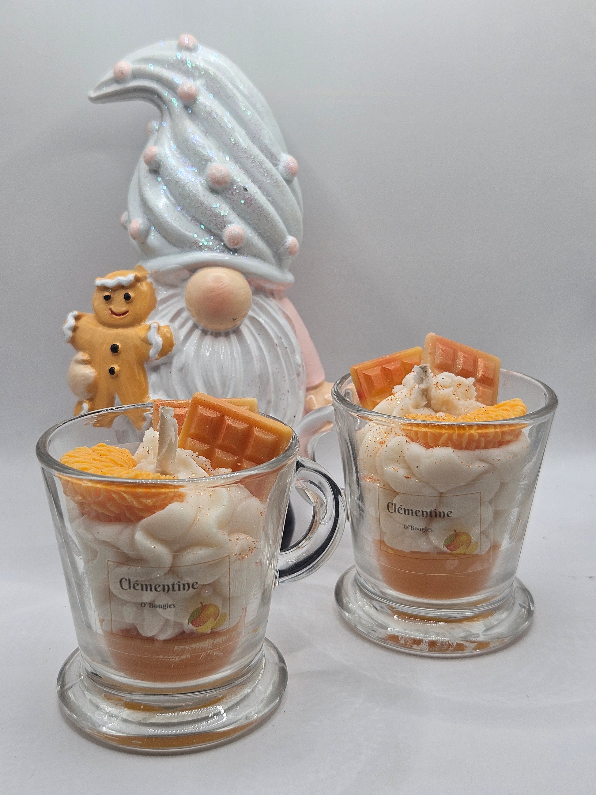 Bougie Clémentine gourmande allumée, ambiance chaleureuse, tablette de chocolat
